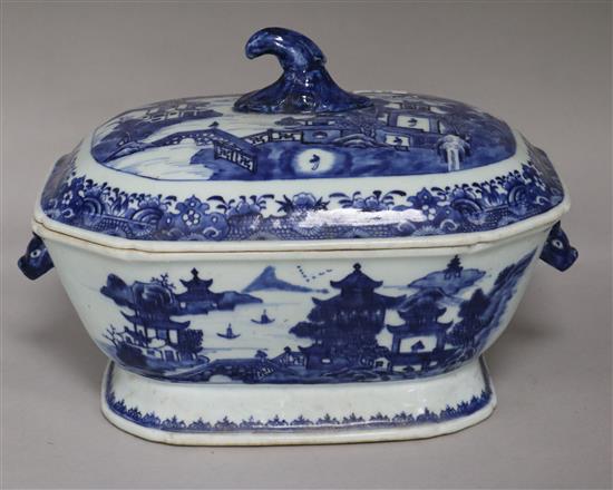 A Chinese porcelain blue and white lidded tureen (a.f.)